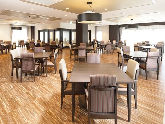 広々とした明るい食堂