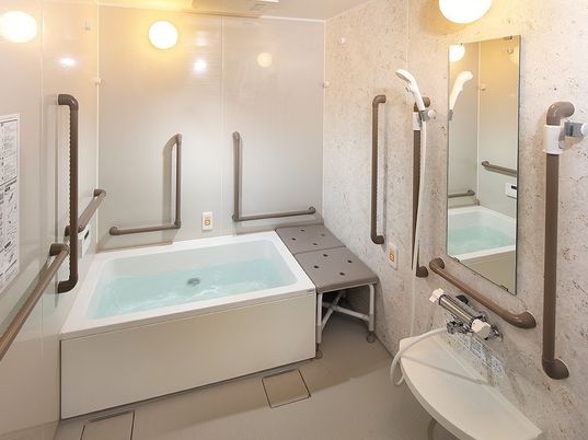 清潔感ある明るい浴室