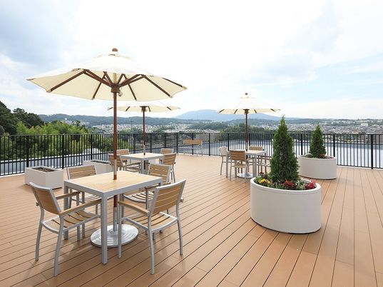 テラスのテーブルと傘