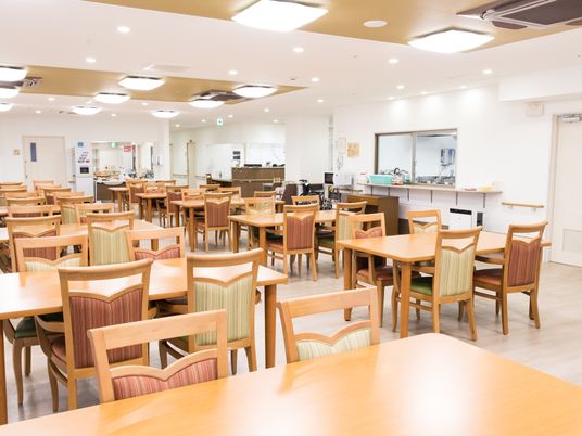 広々とした明るいダイニング