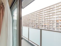 明るいバルコニー空間