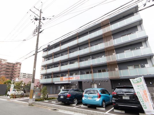 多階層のモダンな建物外観