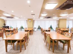 明るい食堂の様子