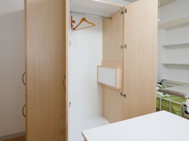 整然とした居室のクローゼット 居室 床材に木目を活かした温もりのある居室です。収納スペースも十分に備え、快適な生活空間を提供しています。
