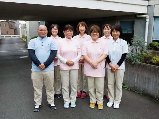笑顔で立つスタッフたち