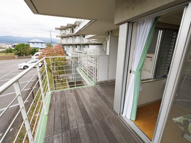 居室からのバルコニー風景 ベランダ 開放的なバルコニーです。ここから見える景色と共に新鮮な空気を感じながら、ゆったりとした時を過ごすことができます。