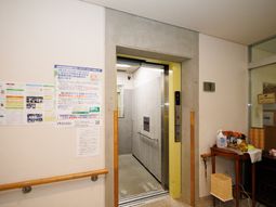 廊下とエレベーター