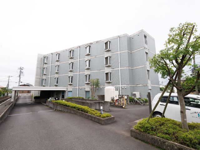 施設のシンプルな外観 外観 広々とした敷地の中に位置するこの施設は、明るい色合いの建物で快適な勤務が期待できます。