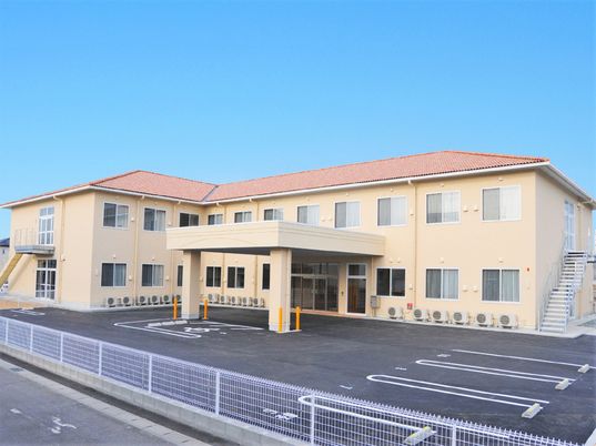 明るい色の建物の外観