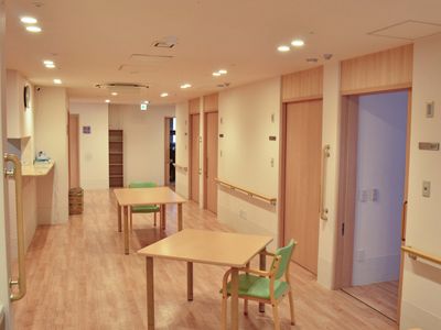 居室が並ぶ廊下