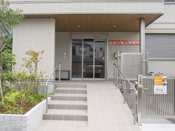 明るいエントランスの施設外観