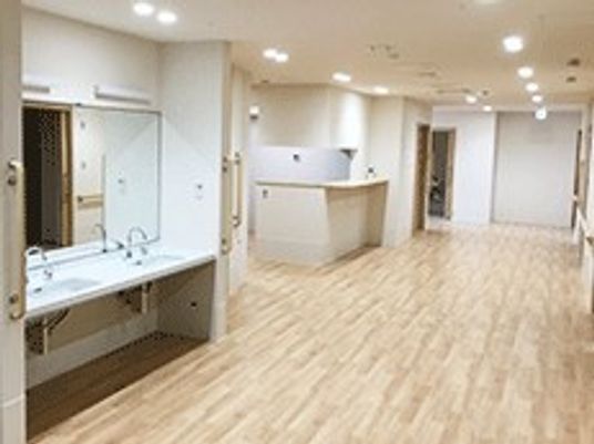 広々とした洗面台のある廊下