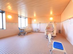 明るい浴室設備