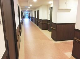 清潔で広い施設の廊下