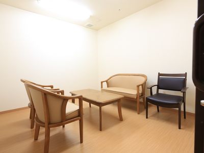 清潔な居室のチェアとテーブル