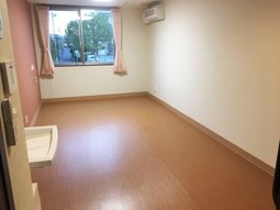 明るく広々とした居室