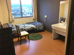 居室の洗面台とベッド