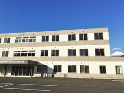 明るい日差しの建物外観