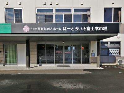 清潔感のある施設のエントランス