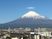 正面に富士山が写っている写真。施設から外を眺めた時の景色写真