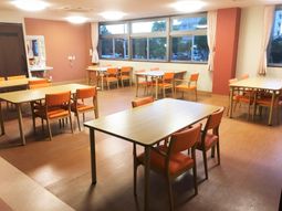 明るい食堂の雰囲気