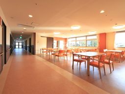 明るい共有ダイニング