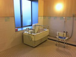 バリアフリー設計の浴室