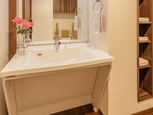 清潔な洗面台とタオル収納