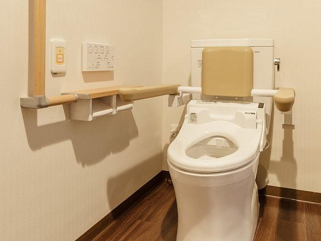 手すり付き洗練トイレ トイレ 手すりが備わった清潔なトイレ空間で、すべての方が安心してお使いいただける設計になっています。