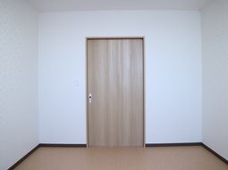 シンプルな居室の扉