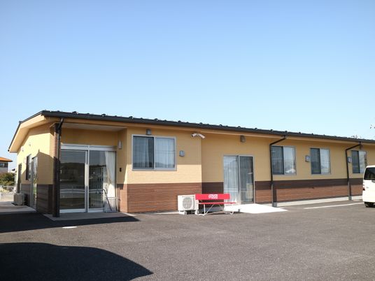 明るく広々とした施設外観