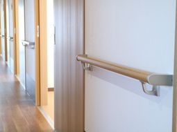 廊下の手すりと扉たち