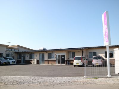 平屋建ての施設外観