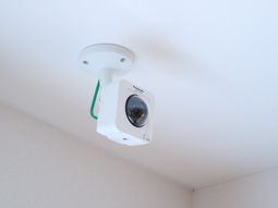 天井に設置された監視カメラ