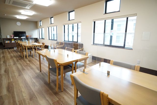 広々明るい食堂空間 共有スペース 柔らかな光が降り注ぐ落ち着いた食堂で、共に食事を楽しむ充実のひとときをサポートします。木目調のテーブルと座り心地の良いイスが並ぶ、温かみのある空間です。