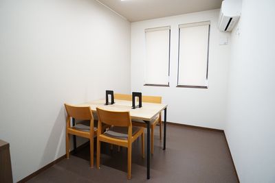 シンプルな居室のテーブルセット