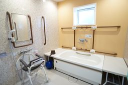 バリアフリーの洗面浴室