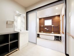 バリアフリーな洗面台と浴室