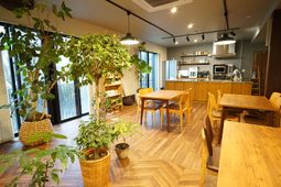 木目調の温かいダイニング