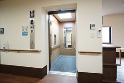 エレベーター前廊下