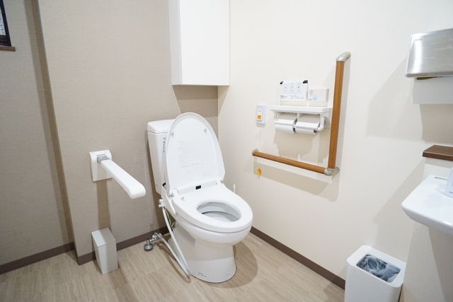 手すり付き清潔トイレ トイレ 清潔感あふれるトイレは、手すりや便座昇降機能付きで安全に配慮されています。利便性を追求した設計で、すべての方に使いやすい環境です。
