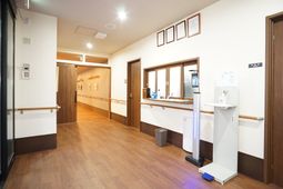 廊下の手すりと受付カウンター