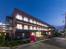 夕暮れ時の落ち着いた外観