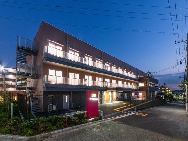 夕暮れ時の落ち着いた外観