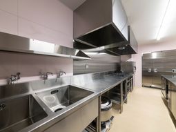 ステンレス製の清潔なキッチン