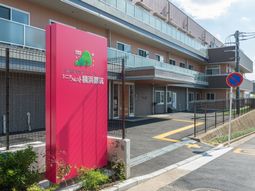 ピンクの看板のあるエントランス