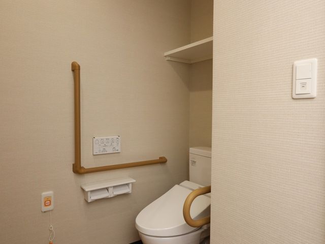 清潔感のあるトイレ空間 トイレ 手すり付きで安全に配慮された清潔なトイレです。就業を検討されている方にも、利用者の快適さを実感していただけます。