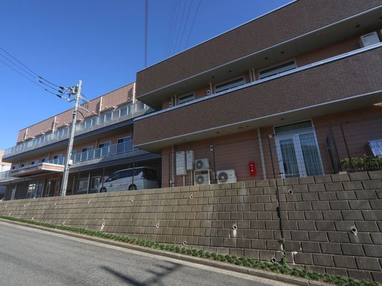 明るい日差しの施設外観