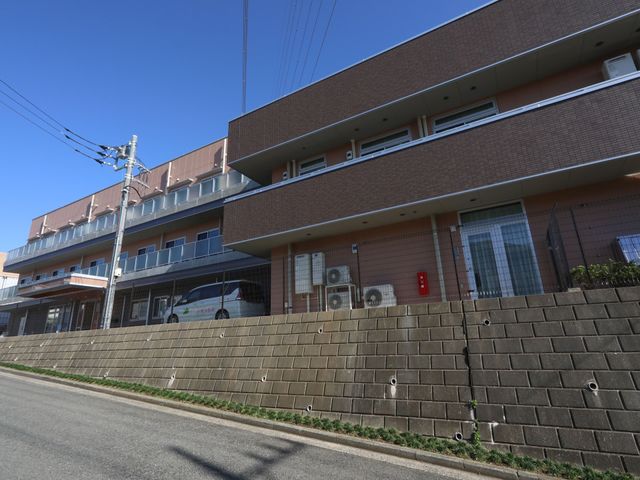 明るい日差しの施設外観 外観 開放的な造りの建物です。周辺の環境も明るく、穏やかな印象を受けることでしょう。