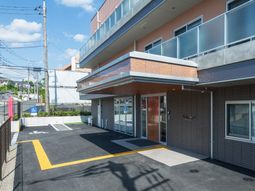 入口と外観の明るい建物